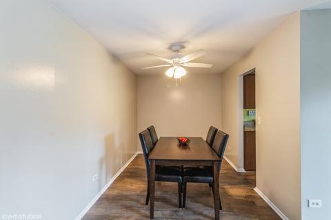 40 Creekside Cir #B, Elgin, IL 60123 photo 4