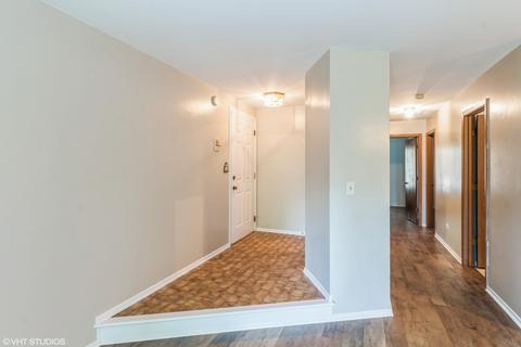 40 Creekside Cir #B, Elgin, IL 60123 photo 2