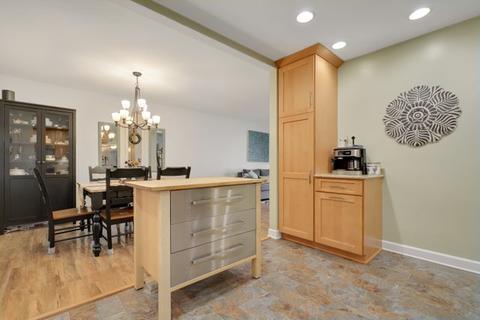 910 W Firestone Dr, Hoffman Estates, IL 60192 photo 10