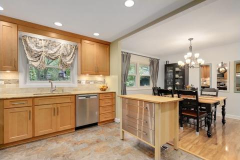 910 W Firestone Dr, Hoffman Estates, IL 60192 photo 8