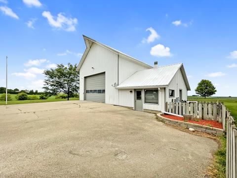 652 W Florence Rd, Freeport, IL 61032 photo 4