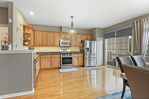 448 Bradbury Ln, Bartlett, IL 60103 photo 2