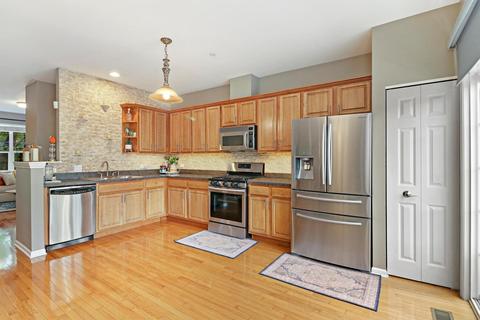 448 Bradbury Ln, Bartlett, IL 60103 photo 3