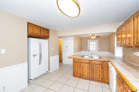 384 S Edison Ave, Elgin, IL 60123 photo 9