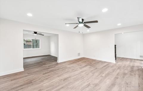 585 E Devon Ave, Roselle, IL 60172 photo 12