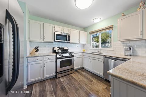 682 Heather Ln, Bartlett, IL 60103 photo 8