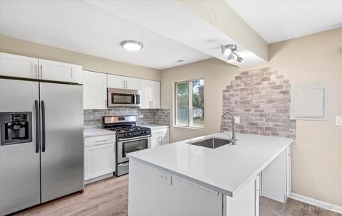 359 Longford Dr, Elgin, IL 60120 photo 2