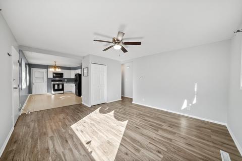 913 S Bartlett Rd, Streamwood, IL 60107 photo 8