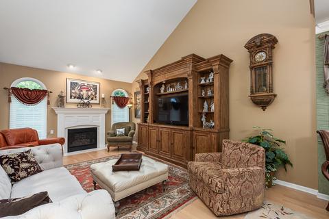 6448 Emerald Ct, Willowbrook, IL 60527 photo 6