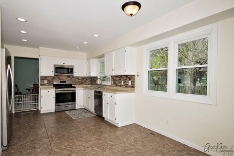 114 Springbrook Ct, Mchenry, IL 60050 photo 8
