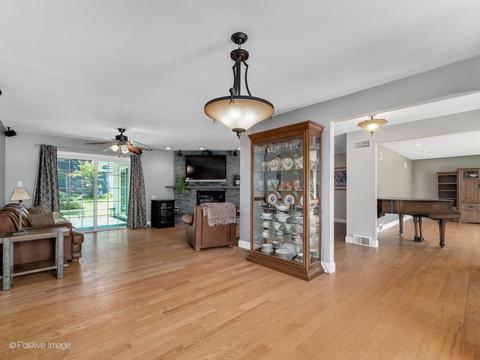 260 80th St, Willowbrook, IL 60527 photo 8