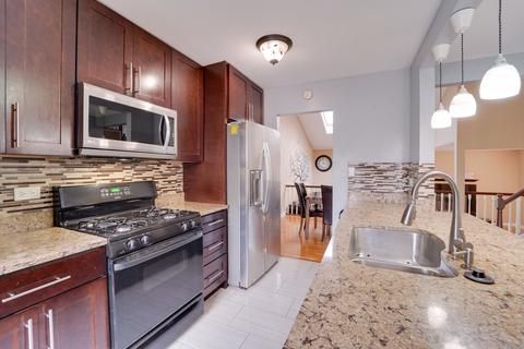 708 Scarborough Cir, Hoffman Estates, IL 60169 photo 3