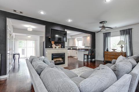 1596 E Algonquin Rd, Des Plaines, IL 60016 photo 3