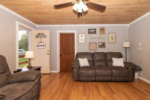 507 E Cherry St, Le Roy, IL 61752 photo 3