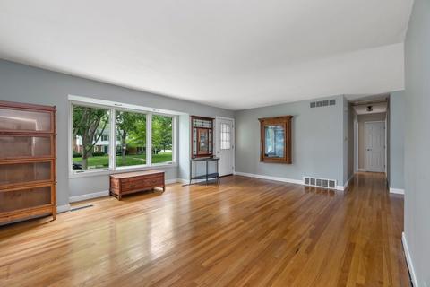 815 James Ct, Wheaton, IL 60189 photo 4