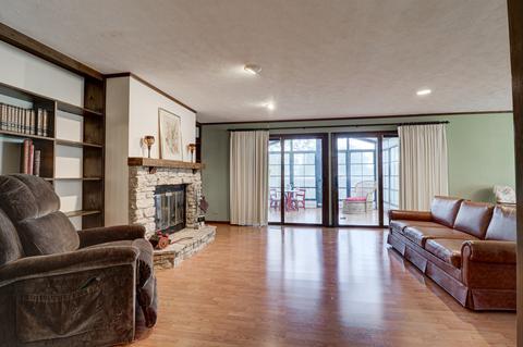 215 Old Forge Rd, Elgin, IL 60123 photo 3