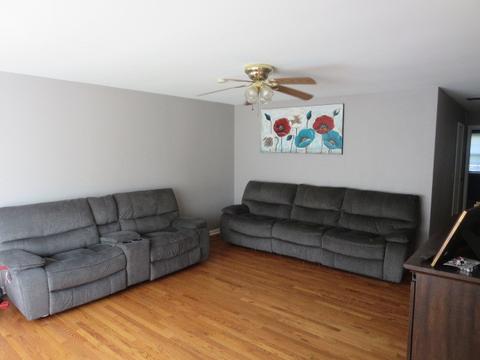 8 Circle Dr E, Montgomery, IL 60538 photo 2