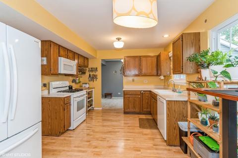 6244 Eagle Ridge Dr, Gurnee, IL 60031 photo 4