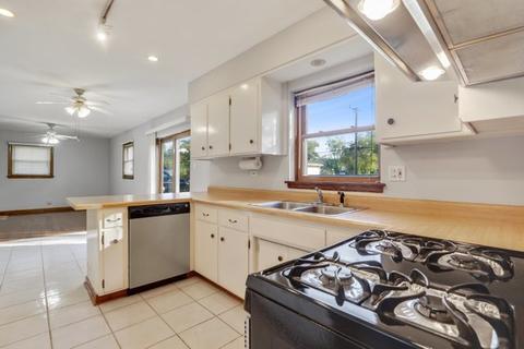 2045 Spruce Ave, Des Plaines, IL 60018 photo 10