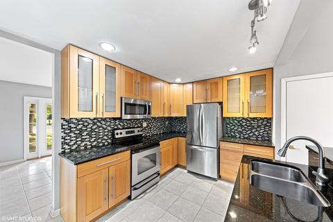 321 Pinecroft Dr, Roselle, IL 60172 photo 9