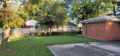 910 Dolphin Ave, Bloomington, IL 61701 photo 2