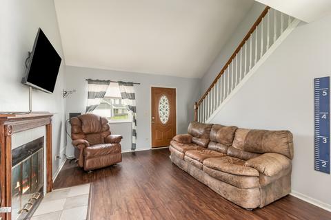 1020 Pheasant Run Ln, Aurora, IL 60504 photo 2