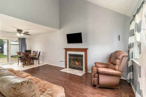 1020 Pheasant Run Ln, Aurora, IL 60504 photo 3