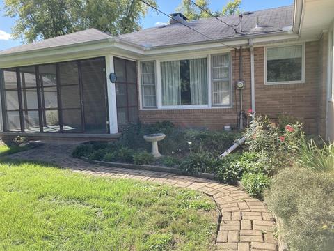 8 Grandview Dr, Normal, IL 61761 photo 2