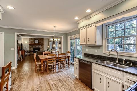 2061 Childs Ct, Wheaton, IL 60187 photo 9