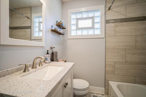 2088 Sherwin Ave, Des Plaines, IL 60018 photo 8