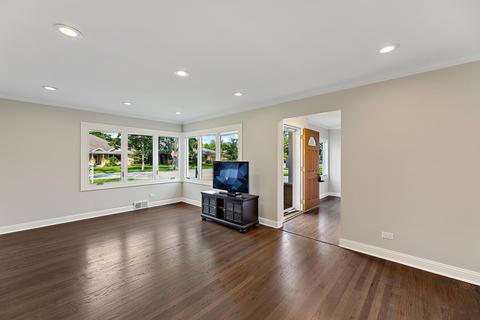 435 Cornell Ave, Des Plaines, IL 60016 photo 2
