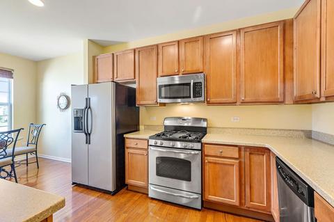 2868 Edgewater Dr, Elgin, IL 60124 photo 2