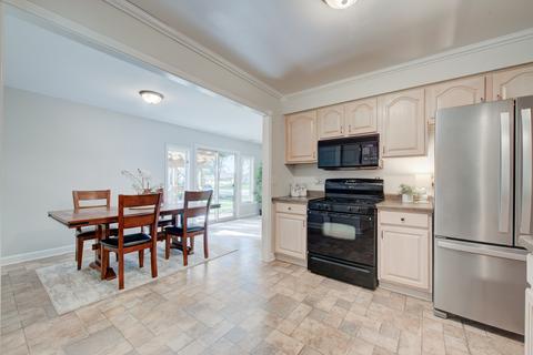 1690 Bedford Rd, Hoffman Estates, IL 60169 photo 11