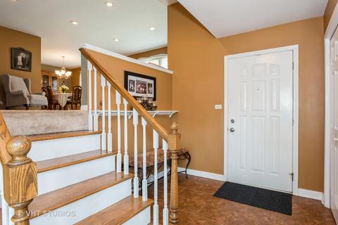 945 W Firestone Dr, Hoffman Estates, IL 60192 photo 2