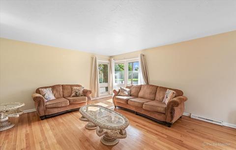 126 E Highland Ave, Mount Prospect, IL 60056 photo 3
