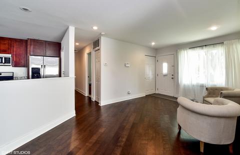 500 Paris Ln, Hoffman Estates, IL 60169 photo 4