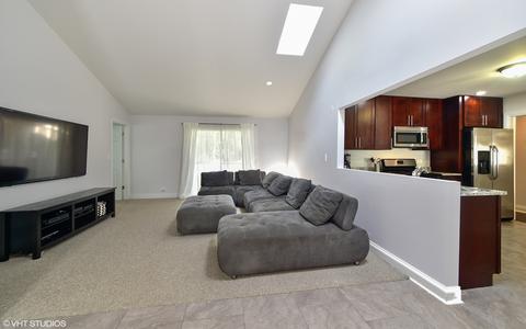 500 Paris Ln, Hoffman Estates, IL 60169 photo 7