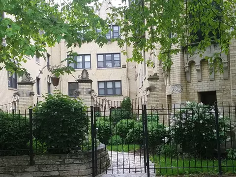 5655 N Spaulding Ave #1W, Chicago, IL 60659