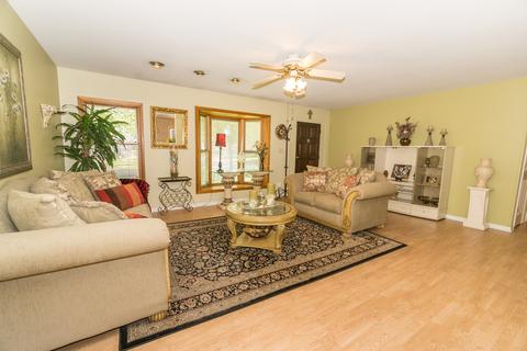 1045 Valley Stream Dr, Wheeling, IL 60090 photo 8