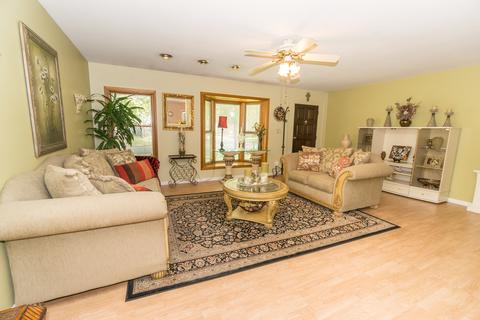 1045 Valley Stream Dr, Wheeling, IL 60090 photo 4
