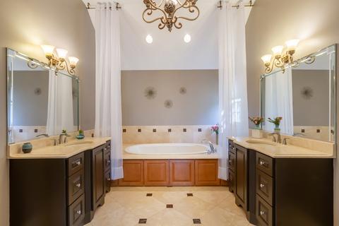 11 E Pine Ave, Roselle, IL 60172 photo 23