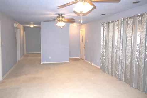 601 E Michael St, Clinton, IL 61727 photo 4
