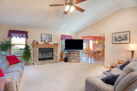 527 Autumnwolf Dr, Davis Junction, IL 61020 photo 9
