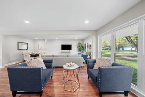 545 Olive St, Hoffman Estates, IL 60169 photo 4