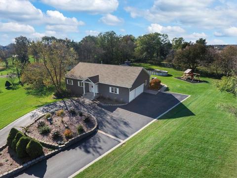 2111 N Pebble Dr, Mchenry, IL 60051 photo 1