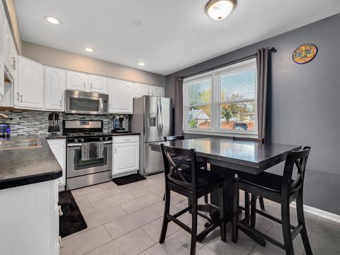 300 Rush St, Roselle, IL 60172 photo 7