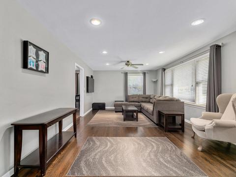 300 Rush St, Roselle, IL 60172 photo 5