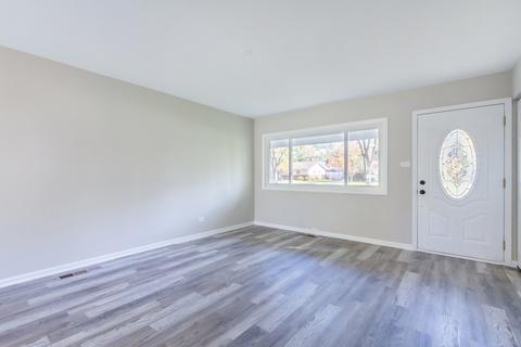 690 Morton St, Hoffman Estates, IL 60169 photo 2