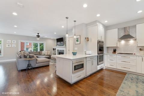 2307 W Thomas St, Chicago, IL 60622 photo 9