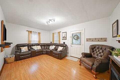 412 Bangs St, Aurora, IL 60505 photo 3